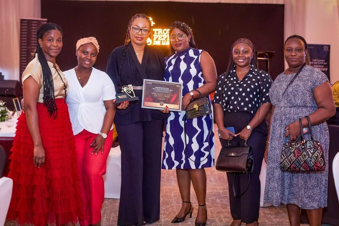 isabelle anoh recoit le prix du top manager du secteur public de l experience collaborateur025