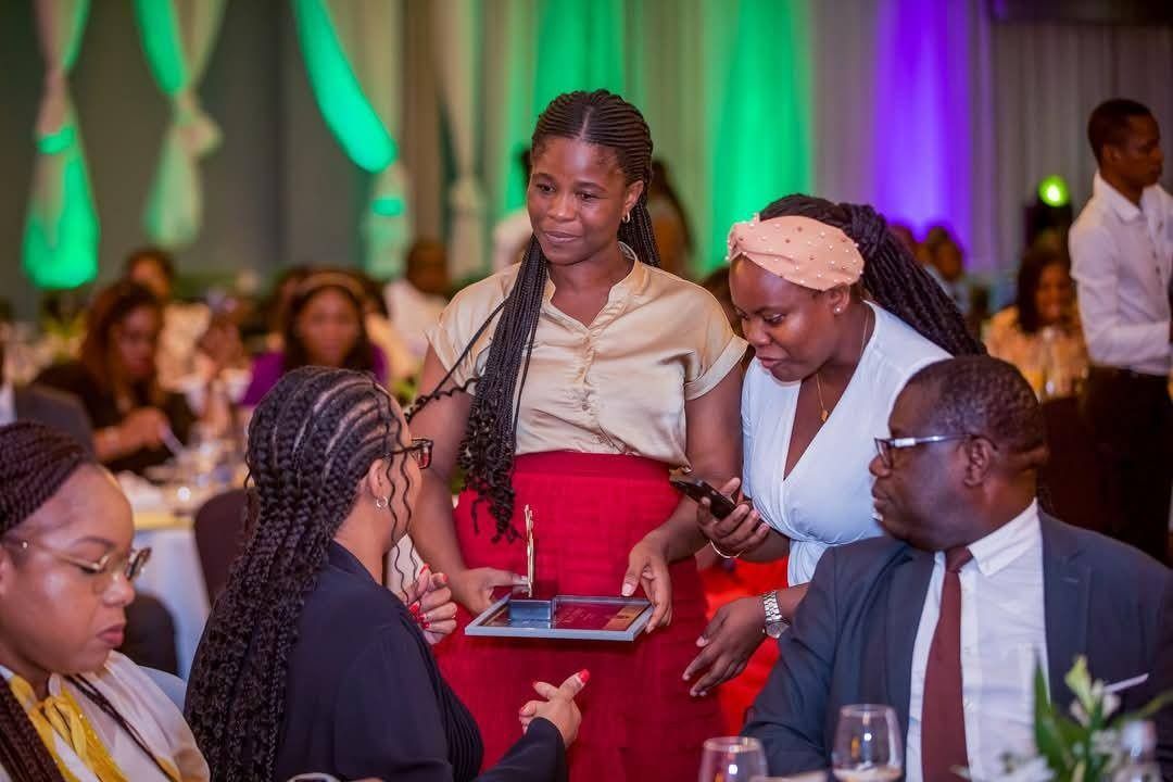 isabelle anoh recoit le prix du top manager du secteur public de l experience collaborateur 2025