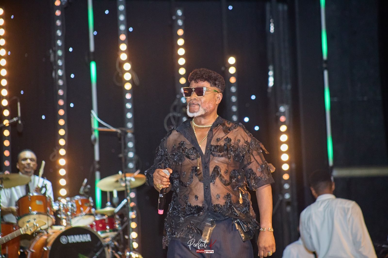 koffi olomide celebre les couleurs ivoiriennes lors de son concert  koffi olomide celebre les couleurs ivoiriennes lors de son concert