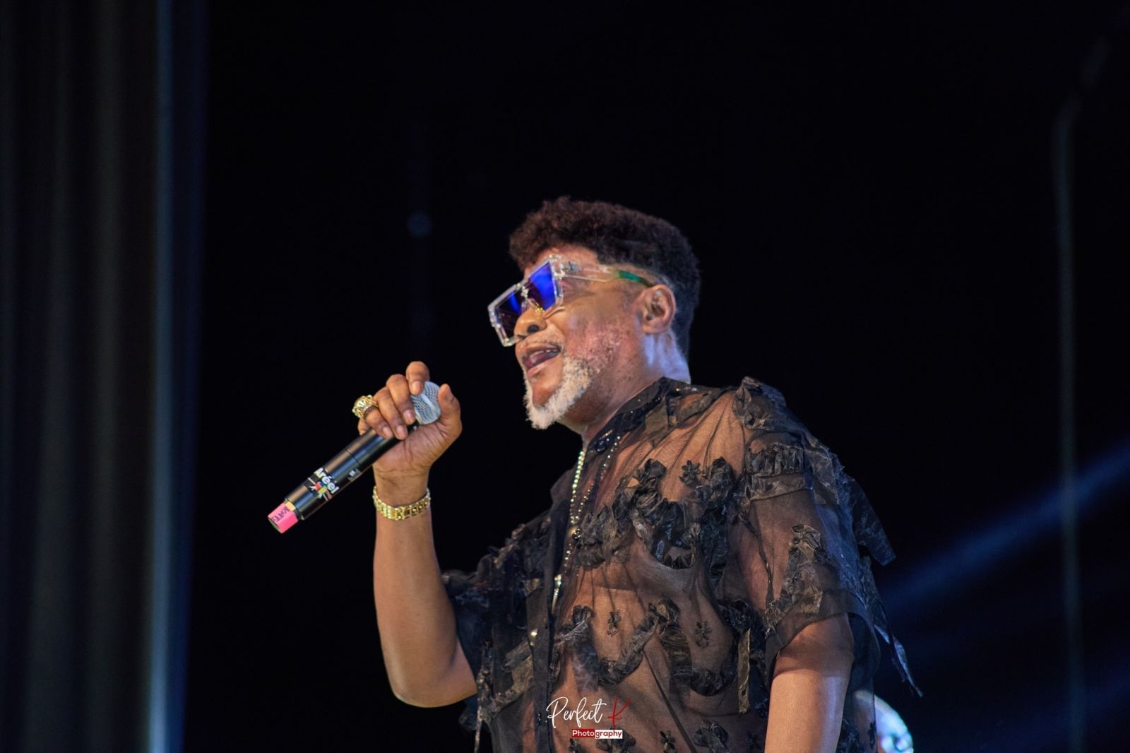 koffi olomide celebre les couleurs ivoiriennes lors de son concert  koffi olomide celebre les couleurs ivoiriennes lors de son concert