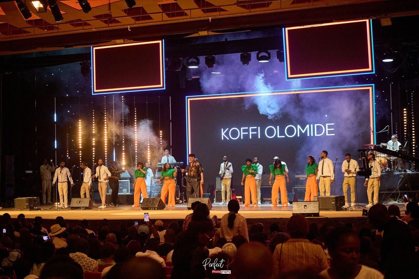 koffi olomide celebre les couleurs ivoiriennes lors de son concert  koffi olomide celebre les couleurs ivoiriennes lors de son concert