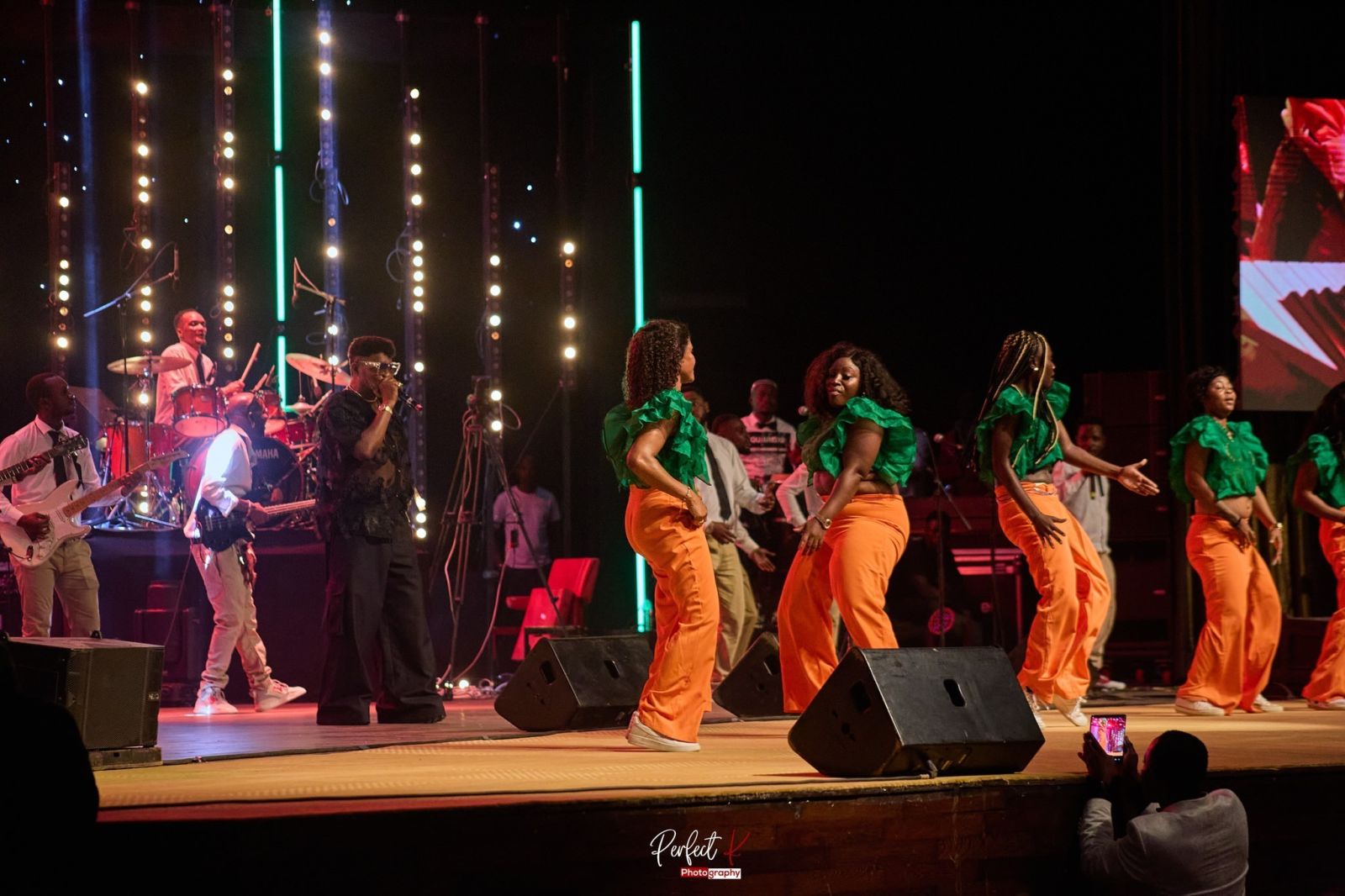 koffi olomide celebre les couleurs ivoiriennes lors de son concert  koffi olomide celebre les couleurs ivoiriennes lors de son concert