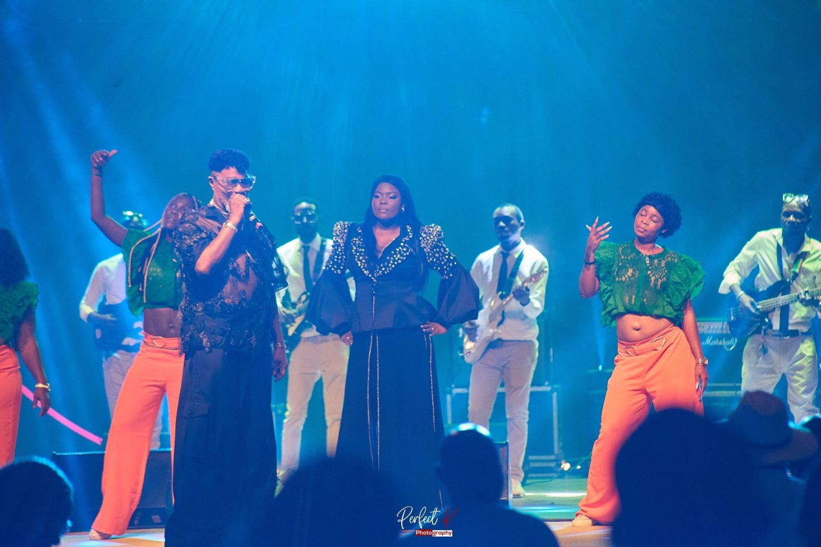 koffi olomide celebre les couleurs ivoiriennes lors de son concert  koffi olomide celebre les couleurs ivoiriennes lors de son concert